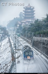武局“先行号”冒雪前往武昌站