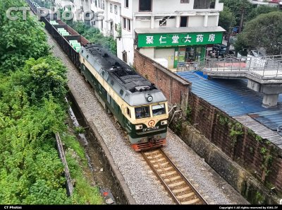 东风内燃机车拉货