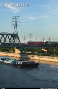 和谐电1D牵引客车上跨京杭大运河