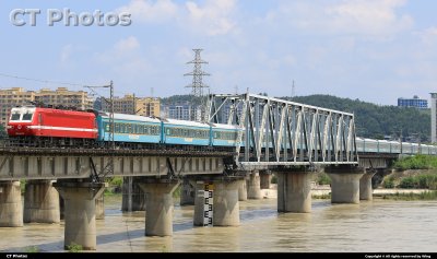 什邡号旅游列车通过涪江铁路大桥