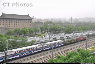 西安人的城墙下是西安人的双层火车