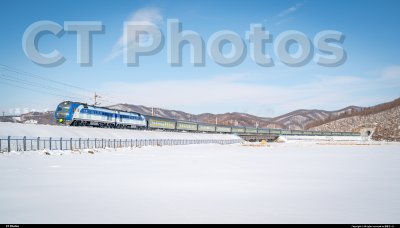 DF11G牵引直特通过苇亚雪原