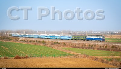 湖蓝双层通过田荣站