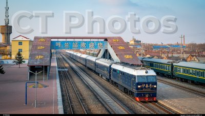 伊春号特色旅游列车通过呼兰站