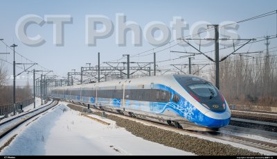 瑞雪迎春彩绘列车通过哈尔滨北站