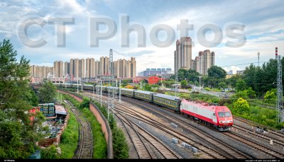 SS9G牵引旅游列车进站