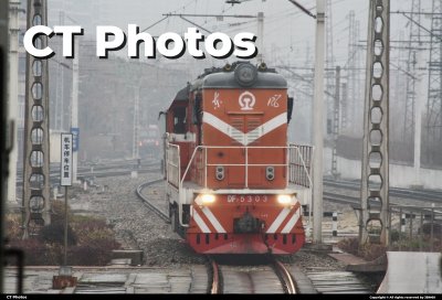 武昌站调DF7-5303在雾中进入武昌站内挂车