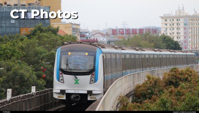 深圳地铁3号线老车进入横岗地铁站