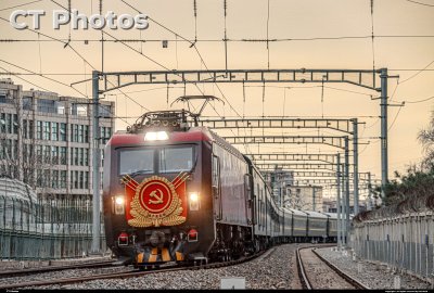 晨光下K54次驶入北京城区
