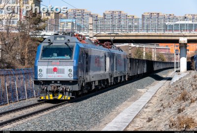 HXD2牵引货列跨越长春站