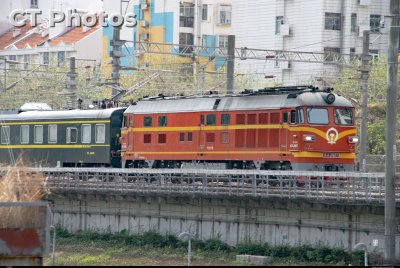 DF4B-2566牵引广深广石平推57981次通过三角台