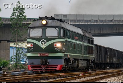 DF4-7038牵引货列通过三水西