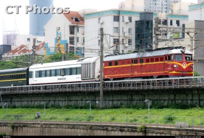 广深平推挂裴车长进行路基检测