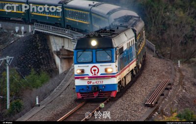 DF4D4232牵引K1396压弯通过铁路桥