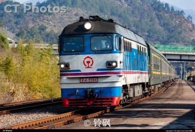 DF4B9584牵引T375通过石帆站