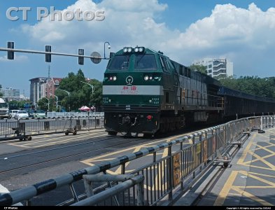 HXN5-0647牵引货列通过中和桥道口