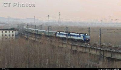 Z4068通过淮南淮河大桥