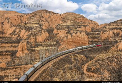 太行山中的列车