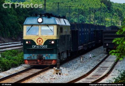 行驶在乡间小站的列车