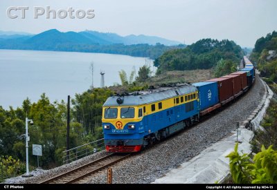 行驶在柳江边的火车