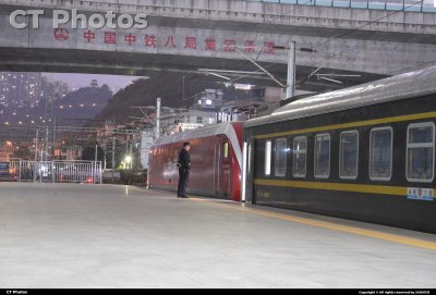 HXD1D-0021在贵阳站进行换挂作业