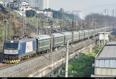 HXD3C0175牵引绿皮火车出达州站