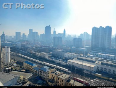 在城市中穿梭的列车