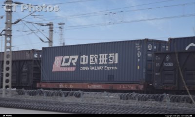 中欧班列集装箱与X70货车车厢