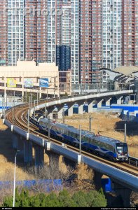 高架之上：城市动脉的曲线之舞