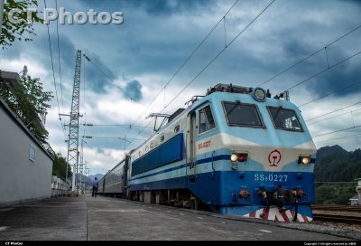 《站台听风，蓝影入梦》