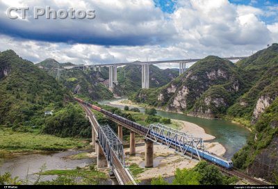 《苗岭深处，江桥并驰》