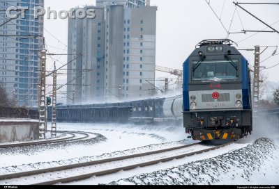 电2牵引货列吹雪通过
