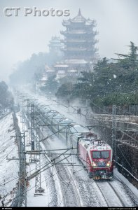 HXD1D吹雪通过长江大桥