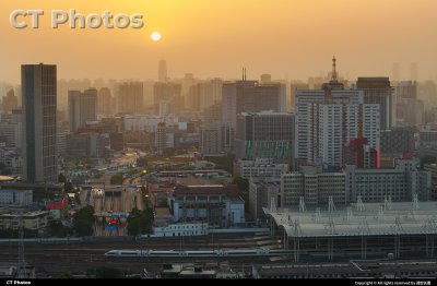 朝霞下的郑州站