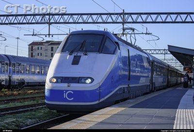 意大利铁路公司E.414 106号机车牵引IC 666次列车即将从LIvorno Centrale站出发