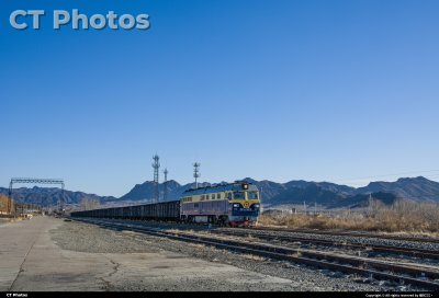 2025年冬，DF4C0019机车牵引货物列车通过巨各庄站