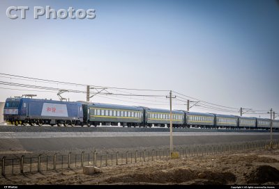 《穿越无人区：格库线的电力长龙》