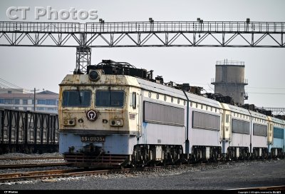 货场深处的钢铁脊梁