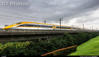 暴雨前的黄色闪电