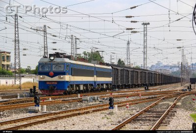 成局贵段SS3B-5093牵引棚车大列驶出贵阳西站