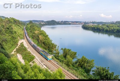 午后内燃行包通过柳江河畔