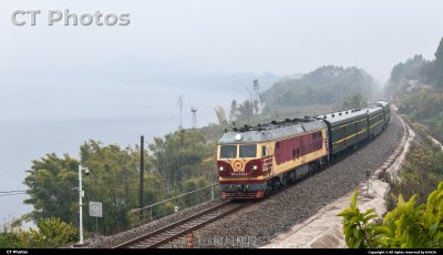 湘桂小客车沿着柳江前行