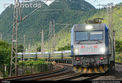 山影伴车行，绿皮载归程