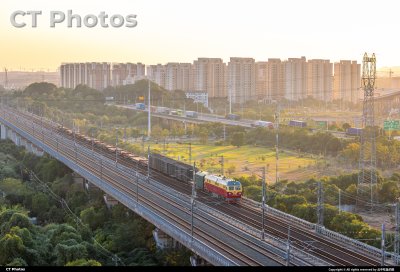 红色DF4D也拉上了货车