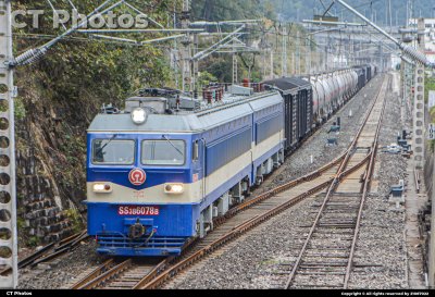 蓝影掠过，钢轨回响