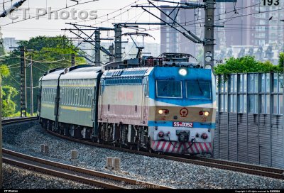 安靖站，客车K292接近