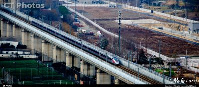 CR400AF驶出南京南站