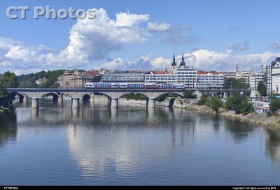 捷克铁路471型电力动车组驶过内格雷利高架桥（Negrelli Viaduct）