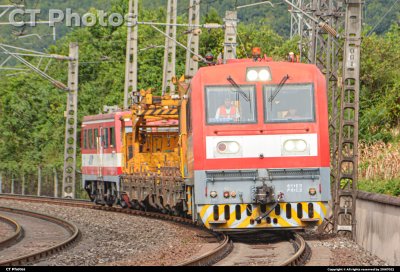 赤色铁马，巡行青山翠影间
