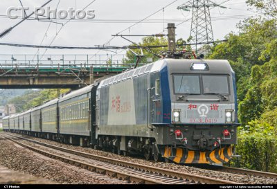 蓝铁踏金轮，载着人间烟火穿行